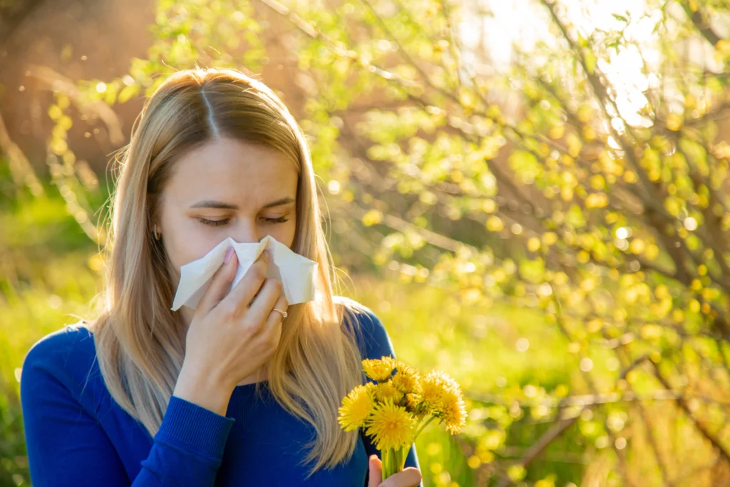 Mujer para consejos para prevenir la alergia primavera