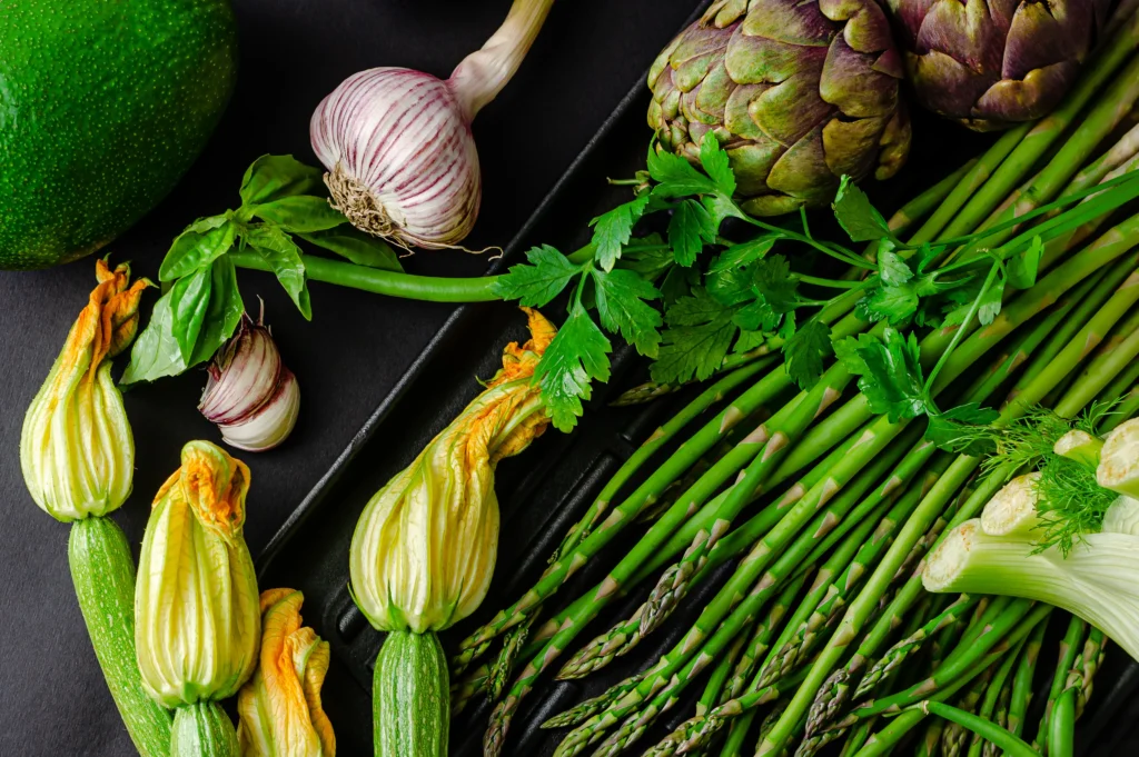 Alimentos frescos de temporada para una alimentación saludable en primavera
