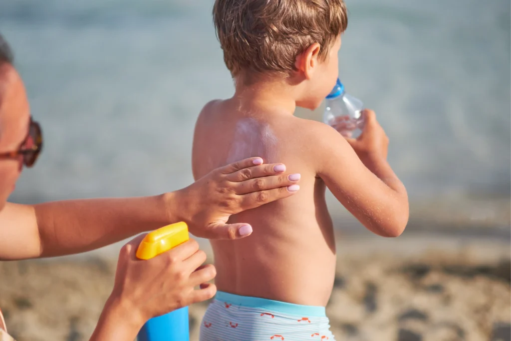 Persona hidratándose y siguiendo medidas básicas para protegerse del calor en verano