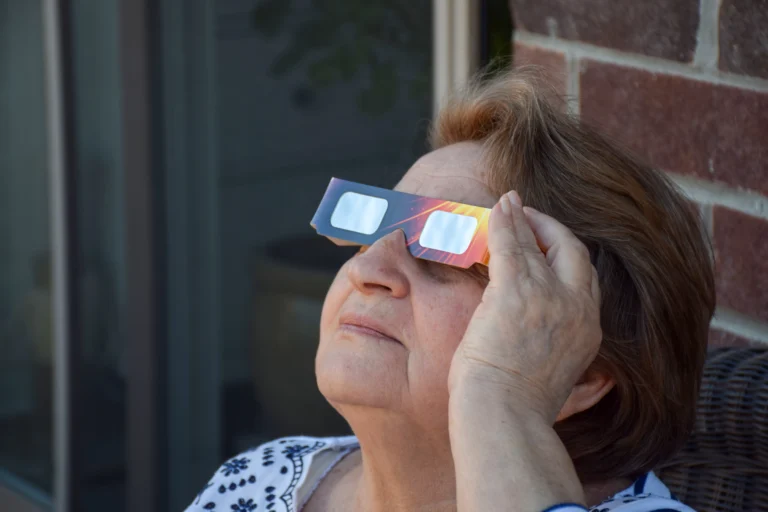 Cómo actuar de forma segura en un eclipse de sol con gafas de protección ocular